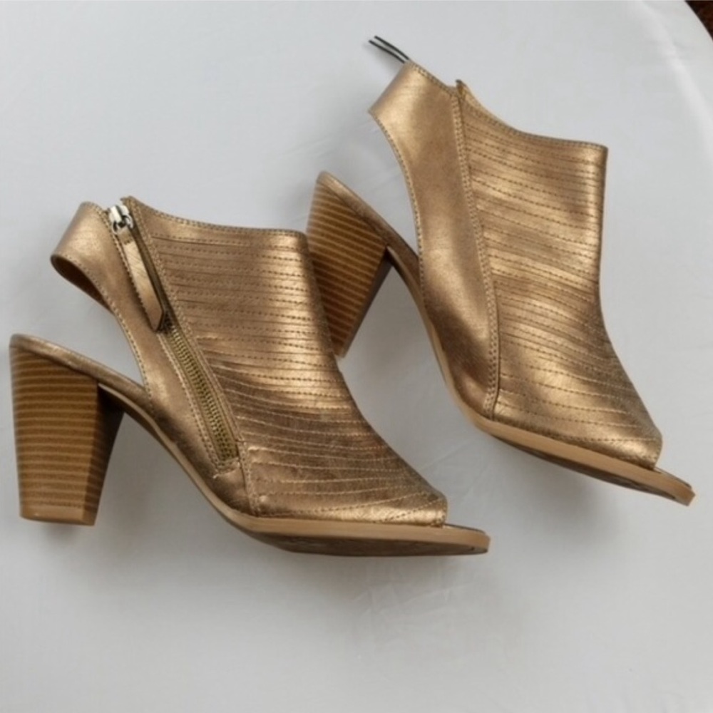 CL Laundry heels size 9.5NWT
NWT